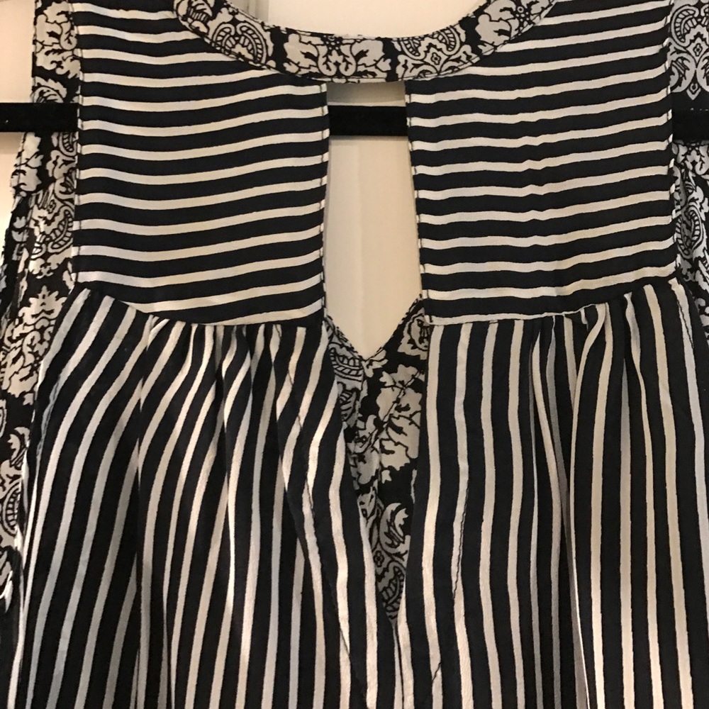 Tolani Black and White Printed Tank Top - Picture 6 of 6